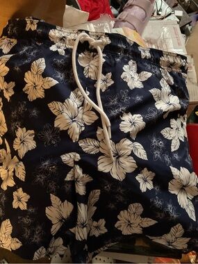 MENS Amazon Essentials Black and White Patterned Shorts